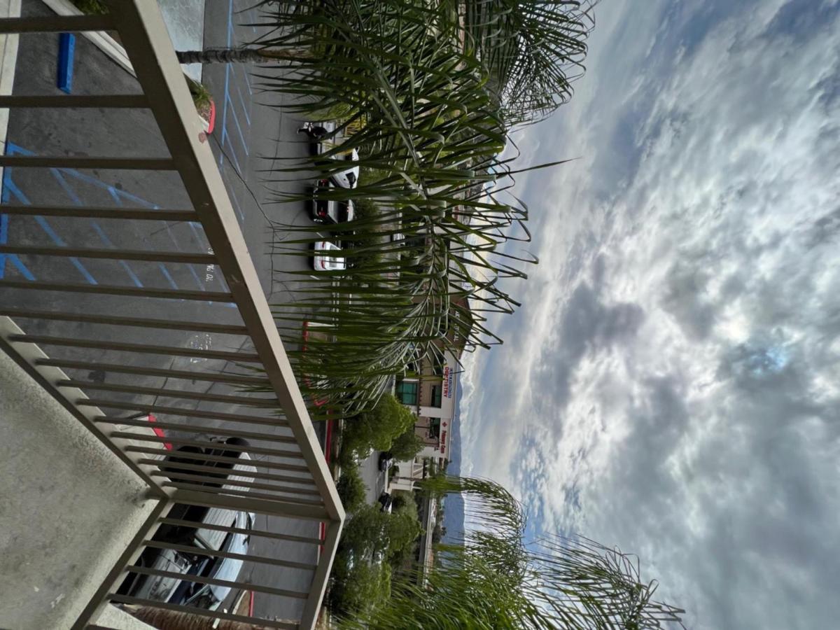 Holiday Inn Express Hotel & Suites Lake Elsinore By Ihg Exterior foto